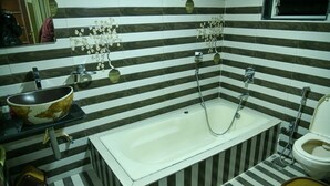 Deluxe Villa | Bathroom - Swarnam Villa (Mahabaleshwar)