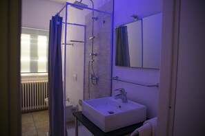 Chambre Quadruple Supérieure, non-fumeur, balcon | Salle de bain