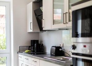 Kühlschrank, Mikrowelle, Ofen, Herdplatte