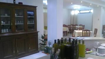بوفيه فطور مجانًا يوميًا