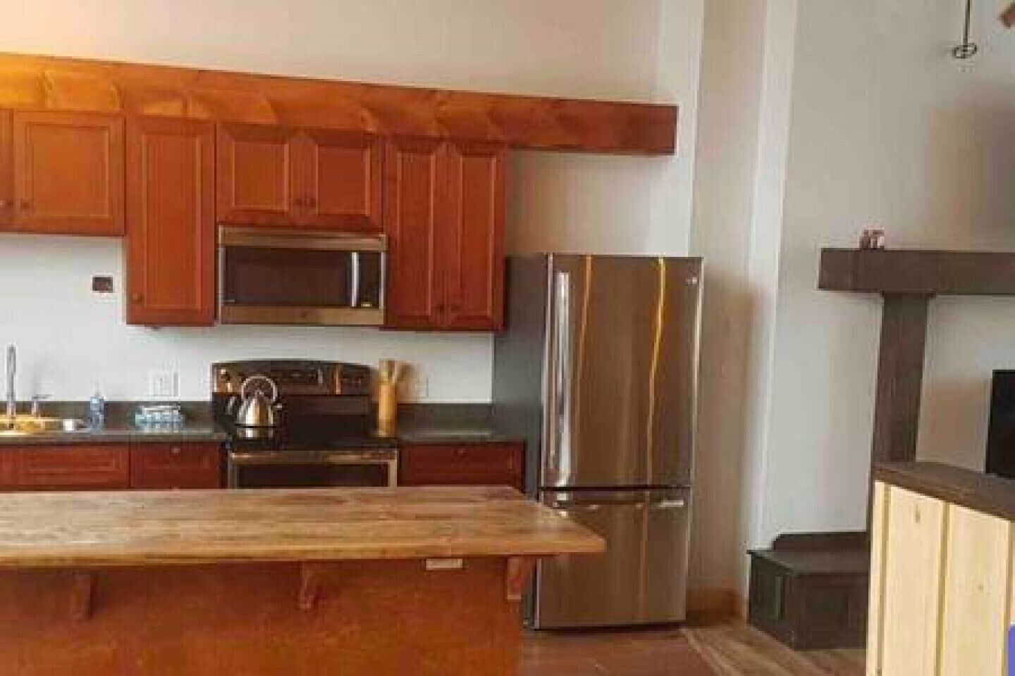 Jääkaappi, mikroaaltouuni, uuni, liesi