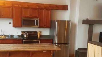 Jääkaappi, mikroaaltouuni, uuni, liesi