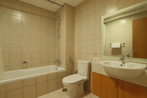 Classic Studio | Bathroom | Shower, free toiletries, hair dryer, towels