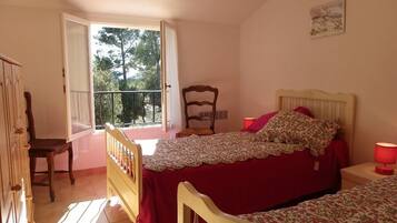 3 bedrooms, iron/ironing board, travel crib, WiFi (free)