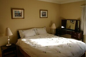 2 quartos, ferros/tábuas de passar roupa, Wi-Fi, roupa de cama