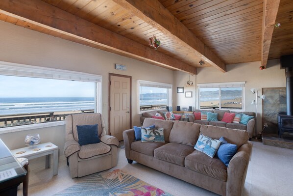 Televisión y chimenea