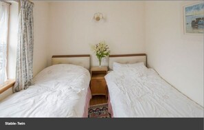 2 bedrooms, iron/ironing board, WiFi, bed sheets - Stable cottage by the Sea and town of Ayr (Ayr)