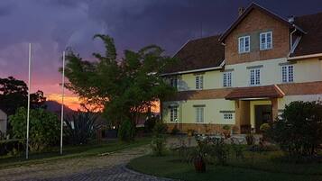 Voorkant accommodatie - avond/nacht