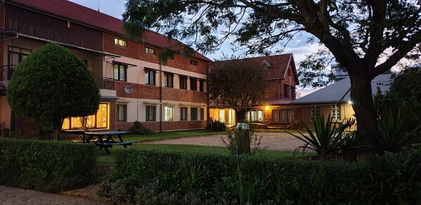 Courtyard - Lovasoa CCCC - Hostel (Antsirabe)