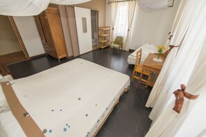 Classic Triple Room, Private Bathroom - Lovasoa CCCC - Hostel (Antsirabe)