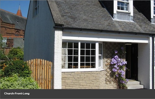 Church Cottage near to sandy beaches, town, garden, private parking and garden 