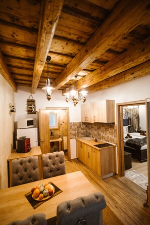 Deluxe Studio | Private kitchen | Full-size fridge, microwave, oven, stovetop - Hermannstadt House (Sibiu)