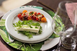 Daily cooked-to-order breakfast (RON 65 per person)