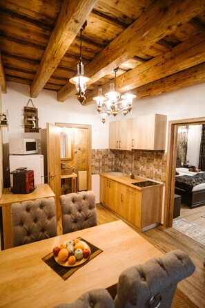 Deluxe Studio | Private kitchen | Full-size fridge, microwave, oven, stovetop - Hermannstadt House (Sibiu)