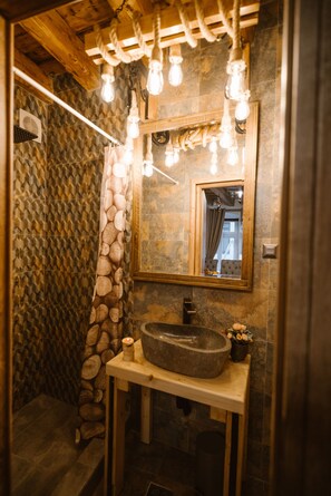 Deluxe Studio | Bathroom | Shower, free toiletries, hair dryer, slippers - Hermannstadt House (Sibiu)
