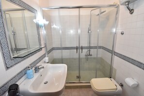 Douche, sèche-cheveux, bidet, serviettes fournies