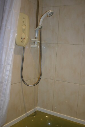 Combined shower/bathtub, hair dryer, towels, soap - Sunny south facing Riverside home  (Ayr)