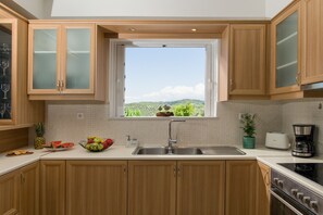 Kühlschrank, Mikrowelle, Ofen, Wasserkocher mit Kaffee-/Teezubehör