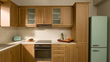 Fridge, microwave, oven, coffee/tea maker