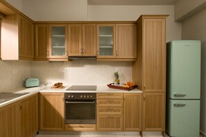 Fridge, microwave, oven, coffee/tea maker - 5 bd property, comfortable, amazing view, pool (Kolymvari, Chania)