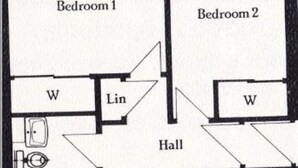 Plano de distribución de una habitación de hotel, número 14B Riverview, que consta de dos dormitorios, un baño, una cocina, un salón y un pasillo.