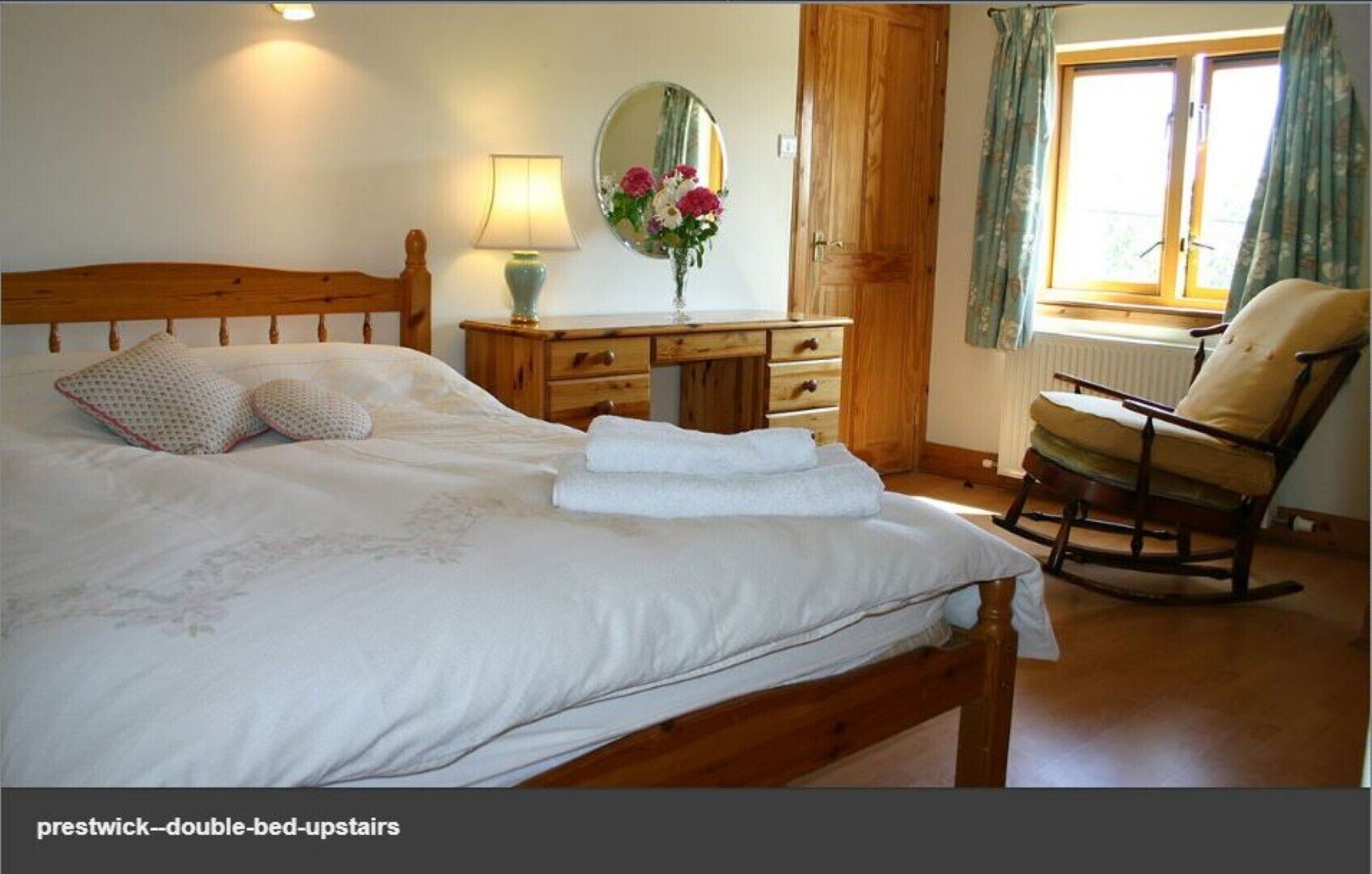 3 chambres, coffres-forts dans les chambres, fer et planche à repasser