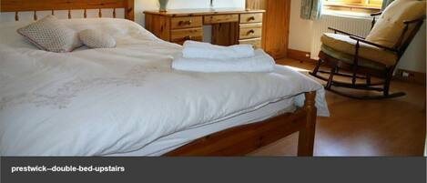 3 chambres, coffres-forts dans les chambres, fer et planche à repasser