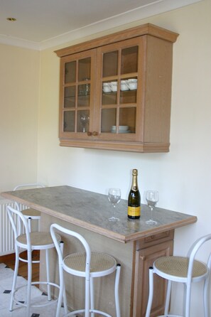 Dining - Peaceful Secluded Garden Cottage is near to beach, rail, bus and bustley town. (Prestwick)