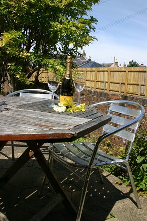 Outdoor dining - Peaceful Secluded Garden Cottage is near to beach, rail, bus and bustley town. (Prestwick)