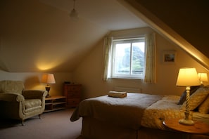 3 bedrooms, desk, iron/ironing board, travel crib