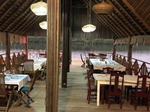 供應早餐、午餐和晚餐，當地和國際料理