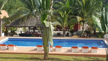 Hồ bơi ngoài trời