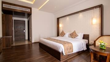 Premium-Zimmer | Betten mit Memory-Foam-Matratzen, Zimmersafe, individuell dekoriert