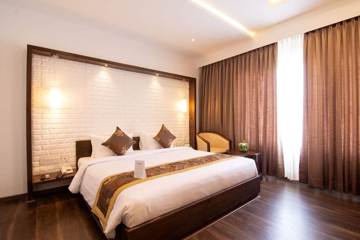 Nệm cao su hoạt tính (memory foam), két bảo mật tại phòng, bàn 
