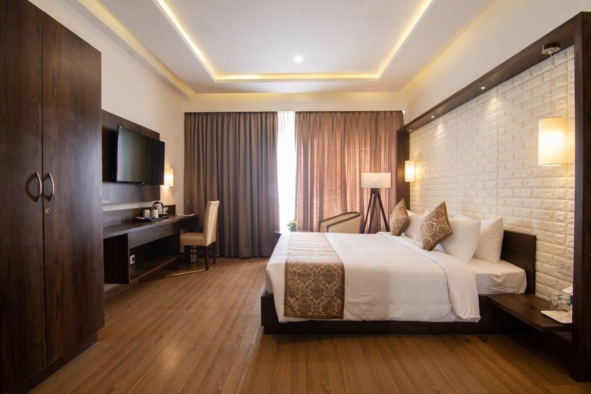Nệm cao su hoạt tính (memory foam), két bảo mật tại phòng, bàn 