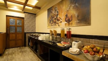 Café da manhã com buffet todos os dias (INR 300 por pessoa)