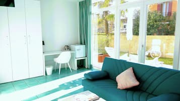 Chambre Double, vue jardin | Minibar, coffres-forts dans les chambres, rideaux occultants