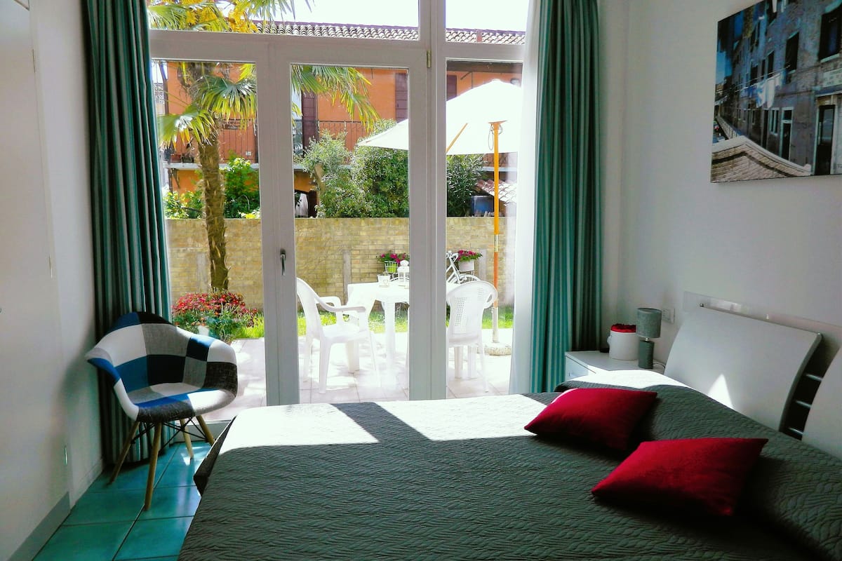 Double Room | Minibar, in-room safe, blackout curtains, soundproofing