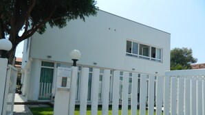 A modern white building with a white fence, a small garden, and a signboard. - Villa Marina (Venice)