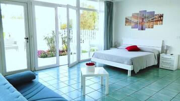 Double Room, Garden View | Minibar, in-room safe, blackout drapes, soundproofing