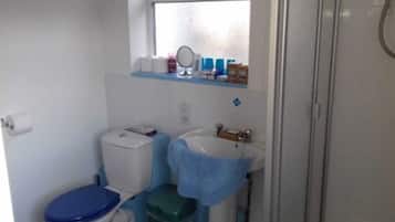 Bathroom | Shower, free toiletries, towels