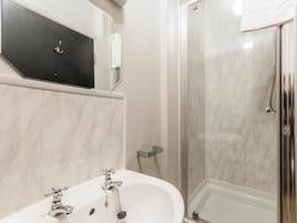 Triple Room, Ground Floor | Bathroom | Shower, free toiletries, bidet, towels