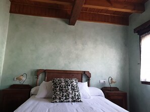 3 bedrooms, iron/ironing board, WiFi, bed sheets - La Casina de Terobe. (Cacabelos)