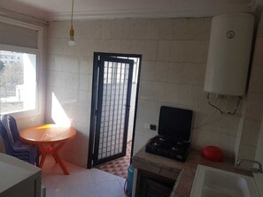 Apartment, 3 Bedrooms | Private kitchen | Fridge, stovetop, cookware/dishes/utensils