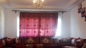 Apartment, 3 Bedrooms | Ruang tamu | 32 inci televisyen plasma dengan satelit, TV