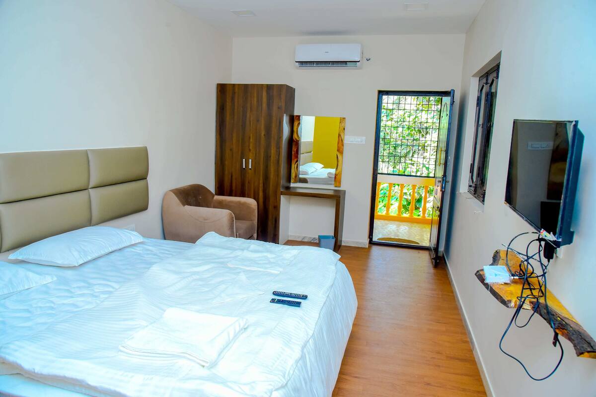 Iron/ironing board, free WiFi