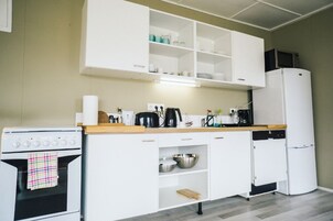 Refrigerador con freezer, microondas, horno, placa de cocina