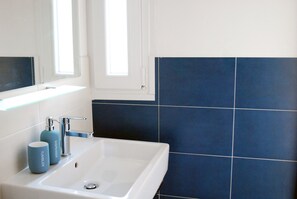 Twin Room | Bathroom sink