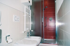 더블룸 | 욕실 | 샤워 시설, 무료 세면용품, 헤어드라이어, 비데