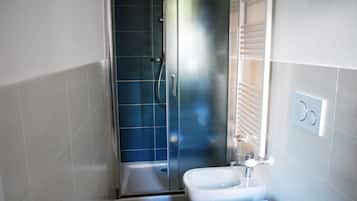 Camera con 2 letti singoli | Bagno | Doccia, set di cortesia gratuito, asciugacapelli, bidet